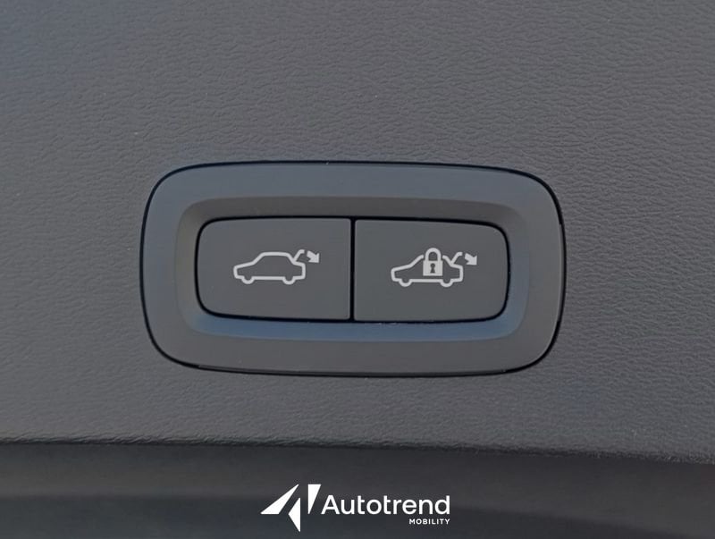Volvo XC40  B3 163+14 CV Automatico TETTO LED Ultra Black Edition