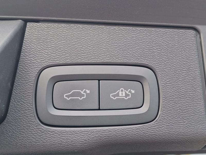 Volvo XC60  B4 197+14 CV AWD Automatica NAVI LED Momentum Pro