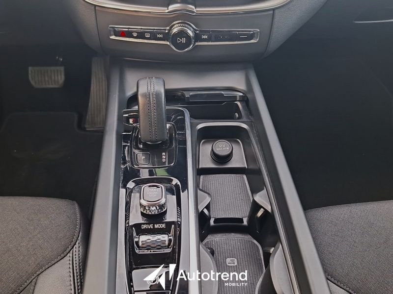 Volvo XC60  B4 197+14 CV AWD Mild Hybrid Diesel Automatico Momentum Pro