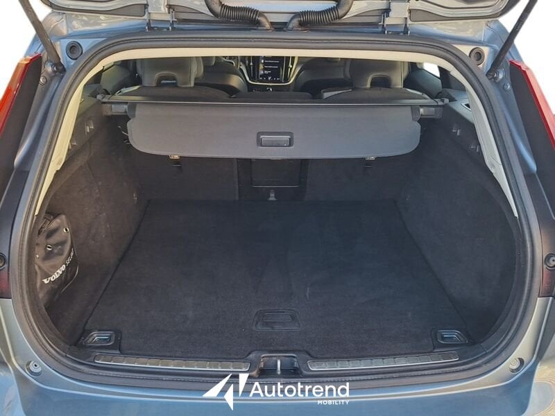 Volvo V60  B4 197+14 CV Mild Hybrid Diesel Automatica Momentum Business